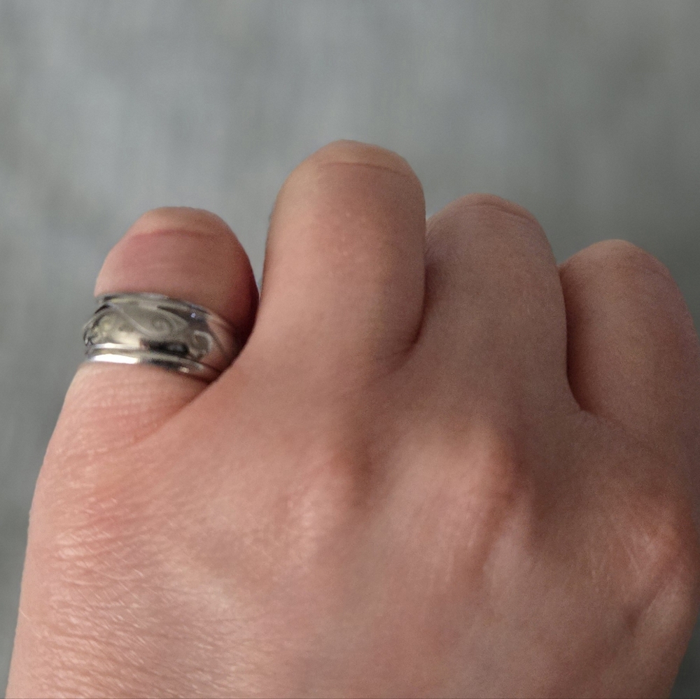 Silver tone rotating center ring with light swirl design - size 5 vintage